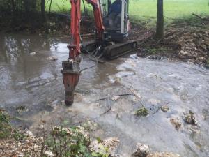 Vidna razlika med vodnim tokom očiščenega in neočiščenega dela struge.